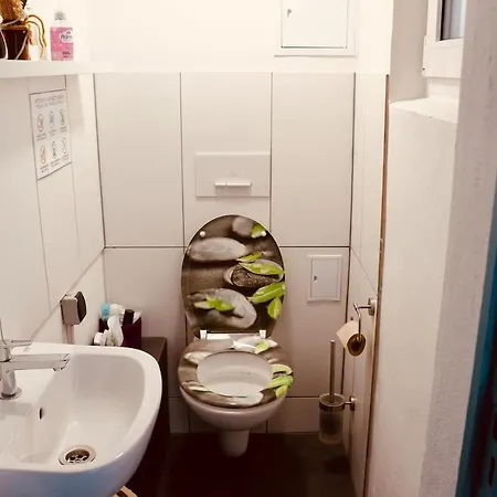 Modern Backyard Apartment, Re Center Apartamento Niederdorla