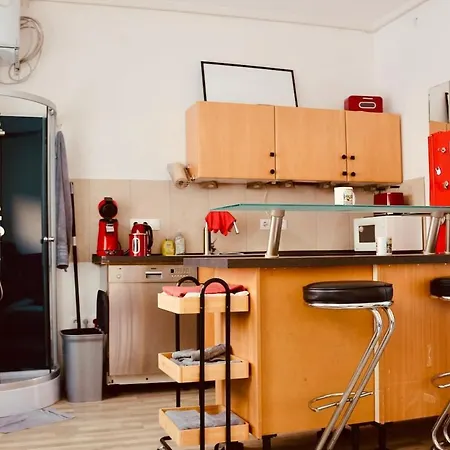 Modern Backyard Apartment, Re Center Niederdorla