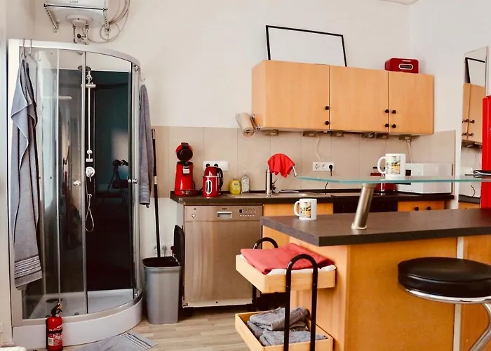 Modern Backyard Apartment, Re Center *