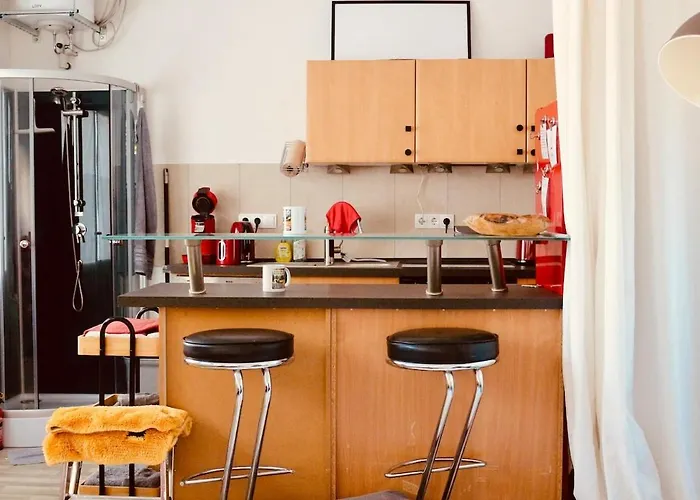 Modern Backyard Apartment, Re Center Niederdorla