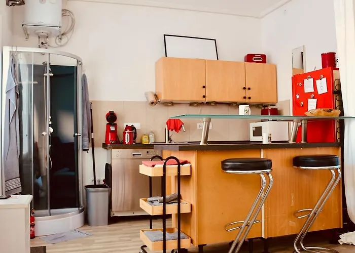 Modern Backyard Apartment, Re Center Niederdorla